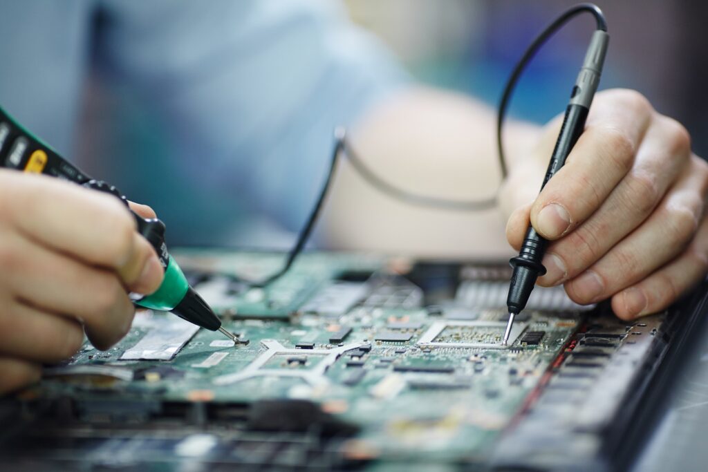 Técnico realizando manutenção em equipamento médico