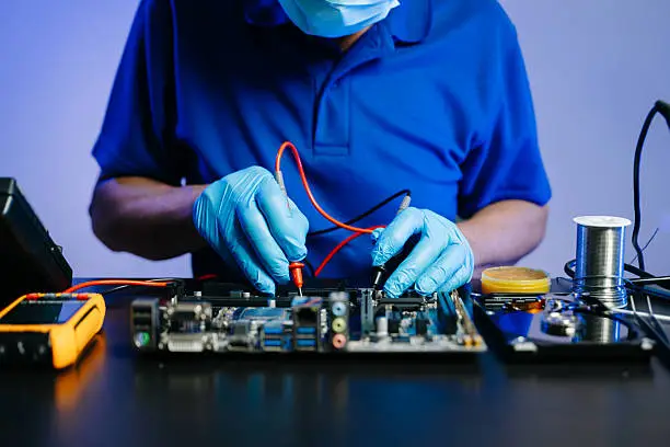 Técnico realizando teste de segurança elétrica