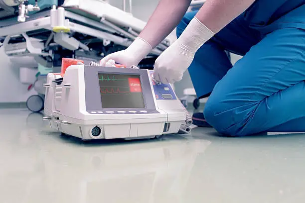 Técnico trabalhando em equipamento médico